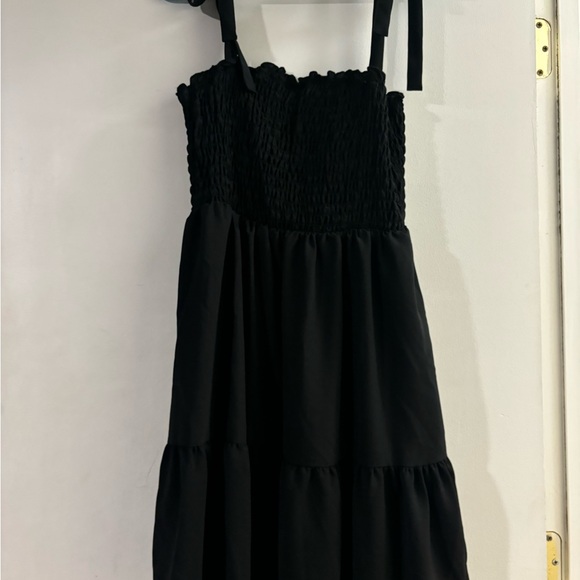 Elegant Black Dress - Picture 1 of 1